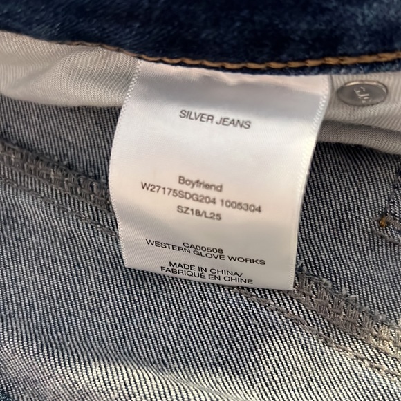Silver jeans boyfriend mid rise slim leg plus size jeans.
Style # W27175SDG204 - Picture 4 of 10